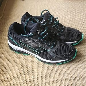Women's Mizuno Size 9.5 Wave Paradox 3